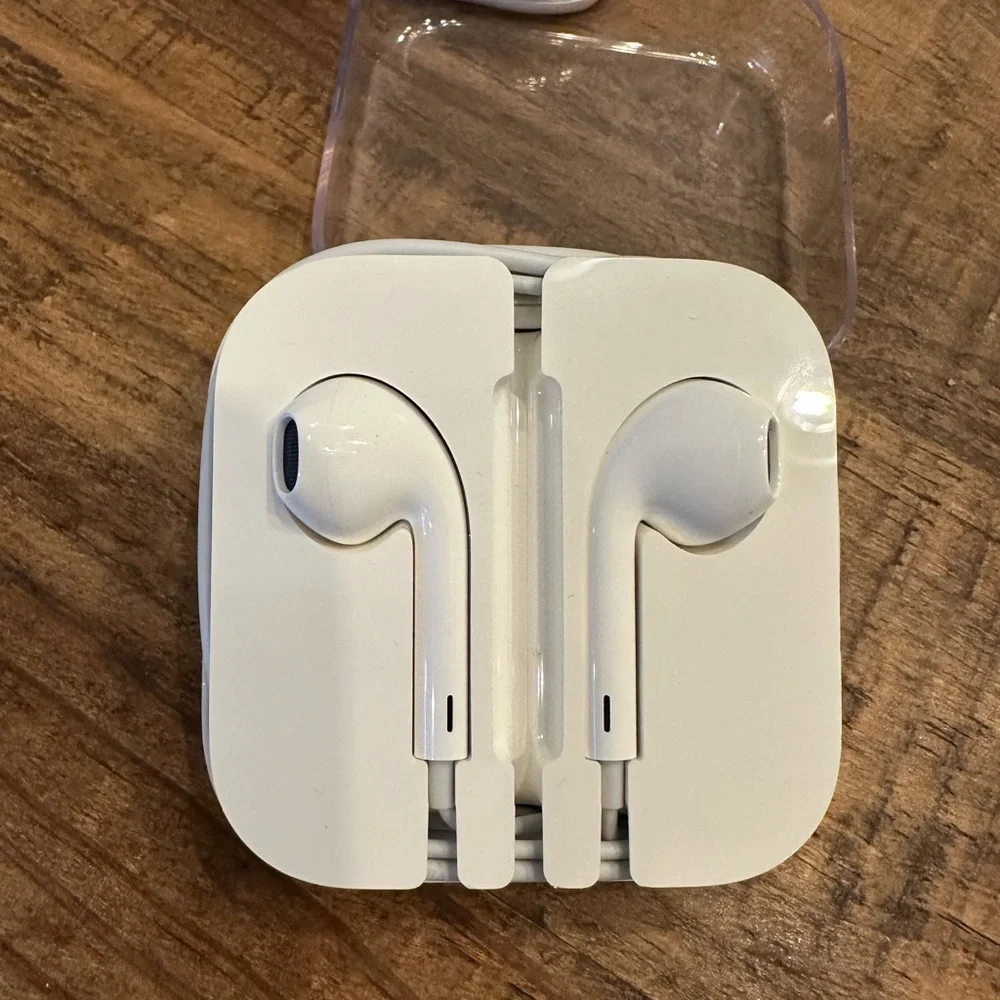 New Genuine Apple Wired Earphones. Lightening Connector and Built in Microphone